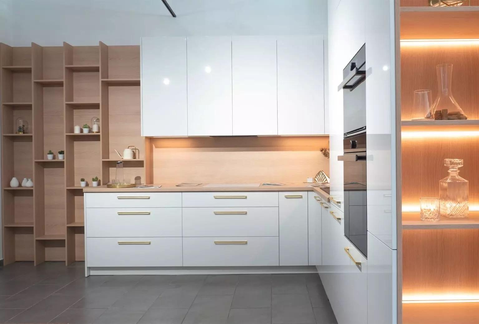 Moderná kuchyňa v prevedení akryl biela lesklá v kombinácii s dubom Vicenza