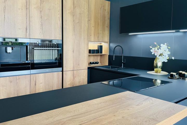 Nanoteq Matt Black / Oak Cognac / Laser Edge | Design kitchen / Bratislava